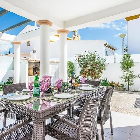 فيلة Gale Sleeps 8 Pool Air Con Wifi Patroves